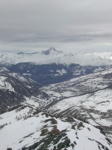 #1 Vue du sommet : L Vue du sommet : L'enneigement se dégrade rapidement avec la douceur... mais y'a encore de la neige!