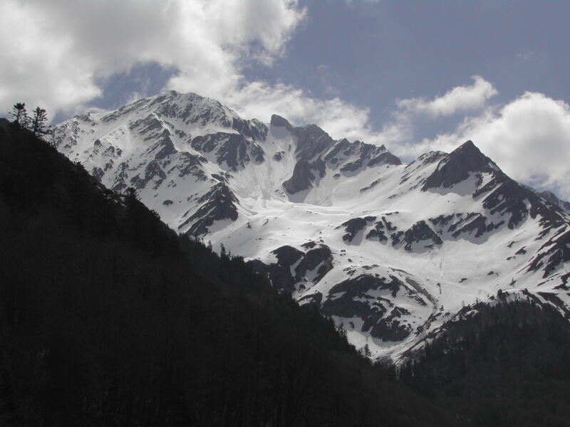 #1 Pic et Dent de Socques : Le Pic de Socques et la dent de Socques. Le pic présente un joli couloir qu Pic et Dent de Socques : Le Pic de Socques et la dent de Socques. Le pic présente un joli couloir qu'on apercoit au nord. Une panne de réveil + la route fermée m'empechera d'y remonter à temps ...