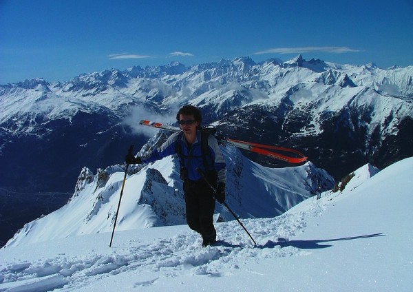 #2 arrivée au sommet : Cyril et Claire en terminent. A leur pied le fond de la Maurienne, dans le rétro, panorama **** sur Arves et Ecrins. arrivée au sommet : Cyril et Claire en terminent. A leur pied le fond de la Maurienne, dans le rétro, panorama **** sur Arves et Ecrins.