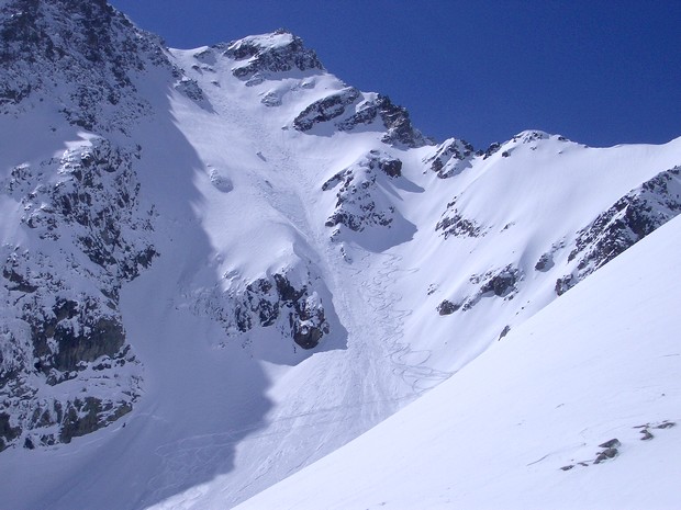 Face N, Charmet de l'Aiguille : Le couloir après notre passage. Une partie de la poudreuse des dernières chutes est partie dès le premier  skieur dans la partie centrale du couloir