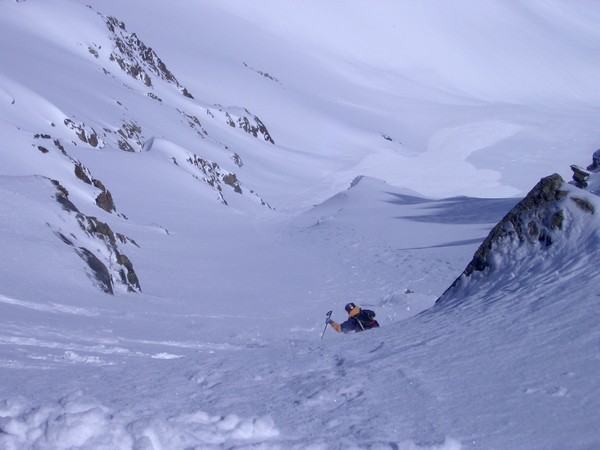 Charmet de l'Aiguille : Tchouf dans le haut de la face N du Charmet de l'Aiguille. Un bon 45° au départ et de la poudreuse en prime. On voit en bas la couche de neige qui a coulé au passage du premier d'entre nous, du fait de la rupture d'une petite 