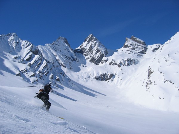 Aiguilles d'Arves : Denis en freeride devant les Aiguilles d'Arves