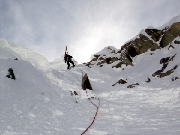 Eric faisant le rappel à pied : Le rappel peut se faire skis aux pieds. Les rochers sont assez peut visibles sur cette vue, mais ils sont bien présents.