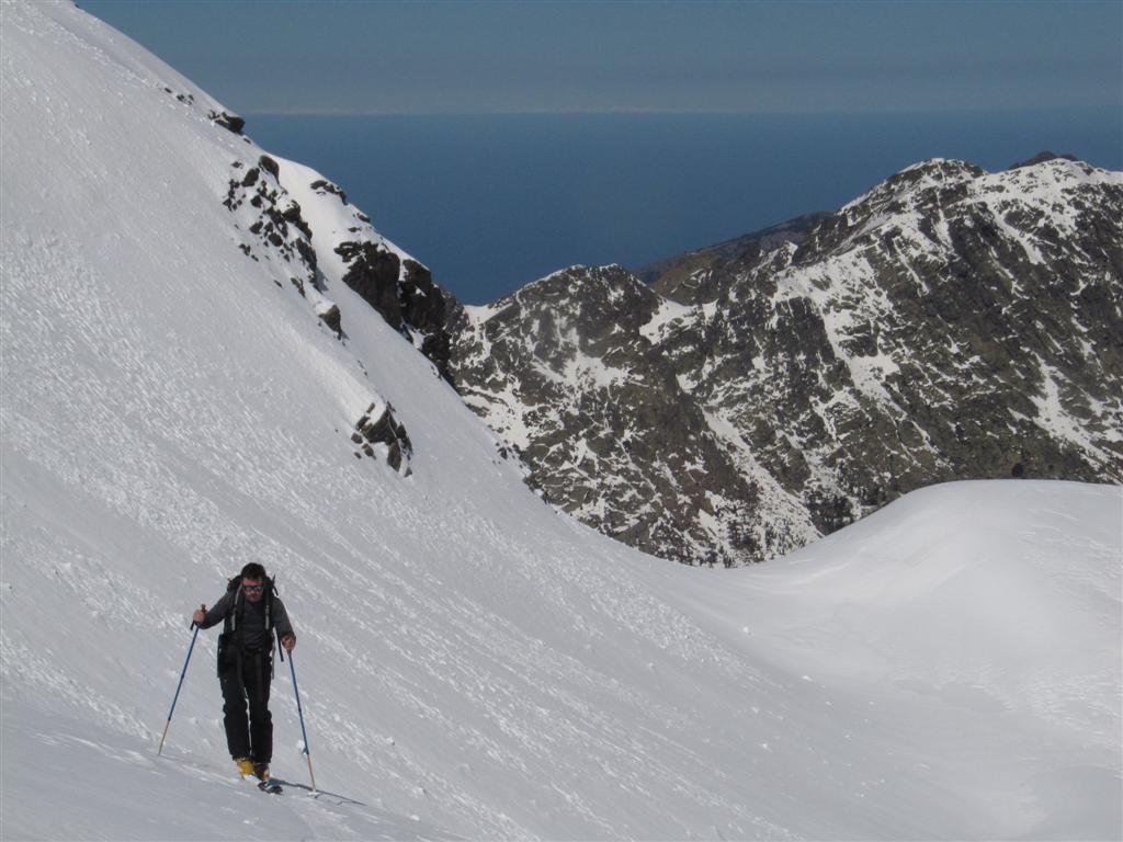 #4 à la montée face à la mer : à 2350 m, le Mercantour se devine au fond en blanc à la montée face à la mer : à 2350 m, le Mercantour se devine au fond en blanc