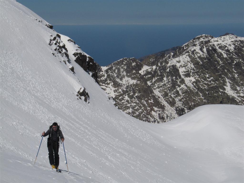 à la montée face à la mer : à 2350 m, le Mercantour se devine au fond en blanc