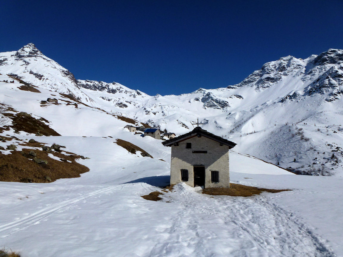 Chapelle Sait-Roch : Un dernier coup d'oeil sur le Bec de l'Ane (à gauche).