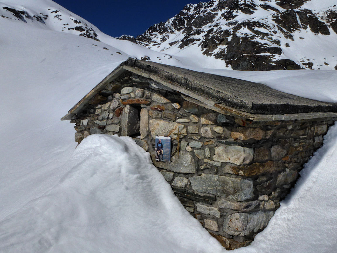 Chapelle Saint-Grat : A demi enfouie sous la neige.