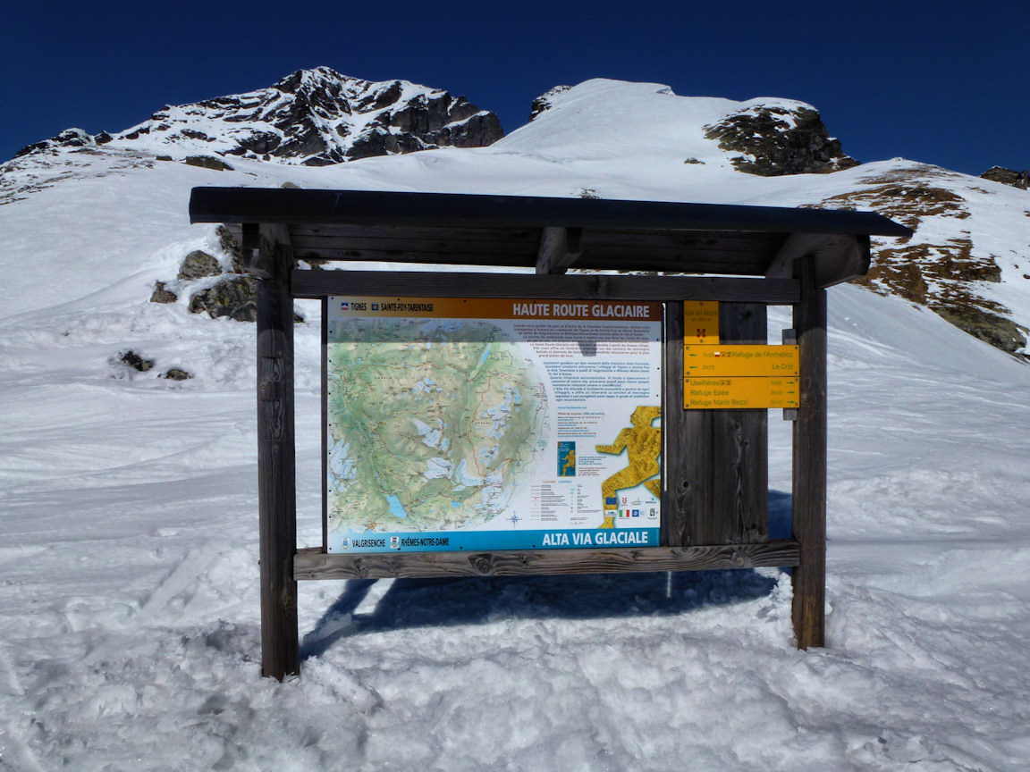 La Frontière : Sur la haute route glaciaire.