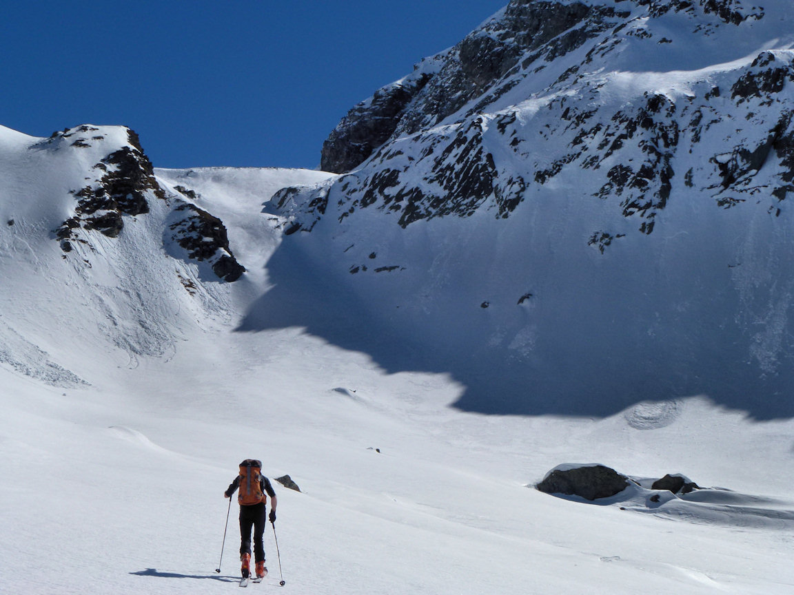 Montée au col de la Sassière : Un goulet à franchir vers 2540 m, sur une neige bien dure.