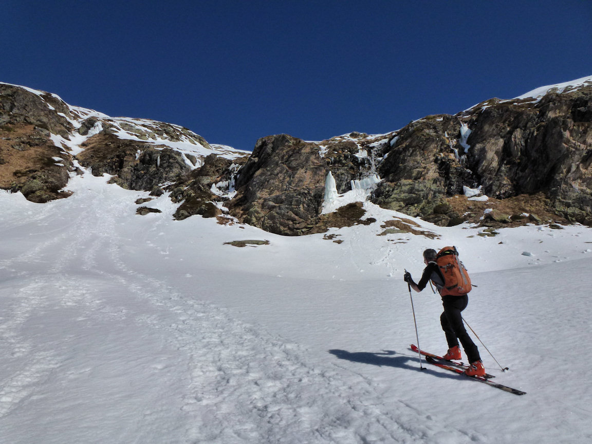 Direction col de Montséti : Un verrou à franchir vers 2300 m : plus aisé qu'il n'y parait.