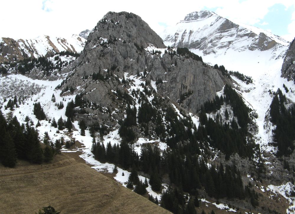 #8 Col du Rasoir : On chausse au bout du chemin, le pas de la Chèvre tout à gauche Col du Rasoir : On chausse au bout du chemin, le pas de la Chèvre tout à gauche
