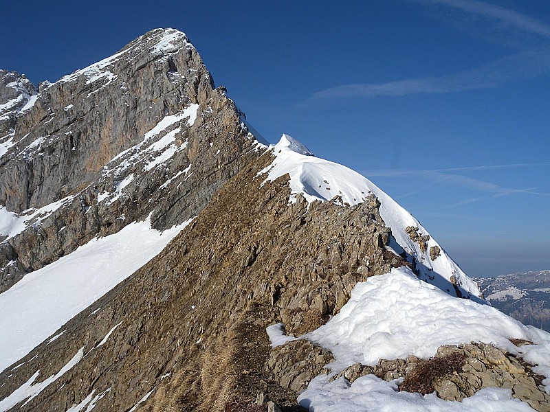 #2 arête du col du rasoir : quelques mètres sympas pour rejoindre l arête du col du rasoir : quelques mètres sympas pour rejoindre l'extrémité S du col qui permet de plonger skis aux pieds dans la combe SE