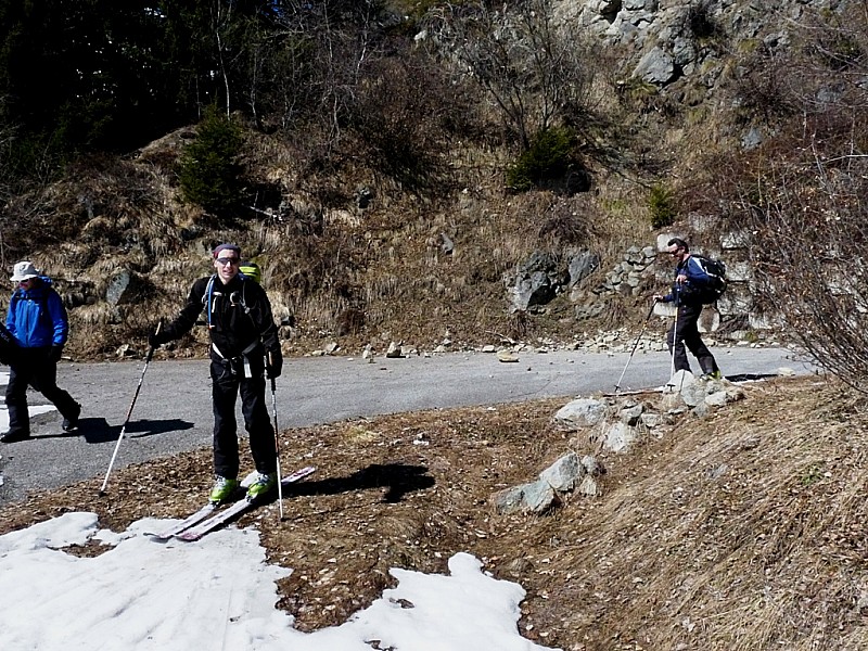 #11 Route de Fremezan : un peu de ski sur herbe. Route de Fremezan : un peu de ski sur herbe.