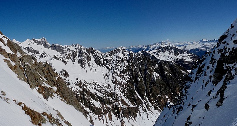 #1 Vue de la Brèche : En premier plan la Pointe de la Lavoire et la crête de Jorgean.
En arrière plan, les Clochers des Pères, la Grande Lauzière et le Mont Blanc. Vue de la Brèche : En premier plan la Pointe de la Lavoire et la crête de Jorgean.
En arrière plan, les Clochers des Pères, la Grande Lauzière et le Mont Blanc.