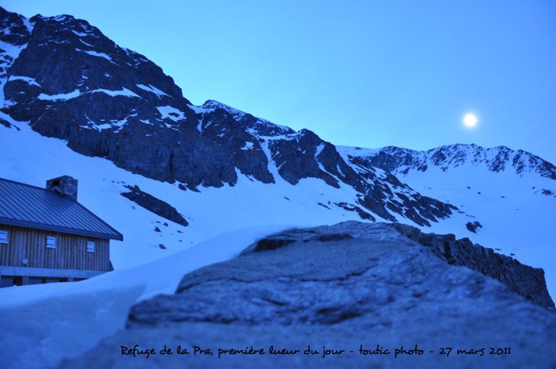 #1 Refuge de la Pra : lever du jour (c Refuge de la Pra : lever du jour (c'est évidemment la lune, pas le soleil que l'on voit) au refuge