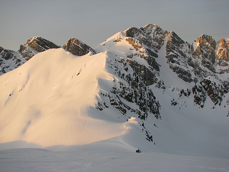 #7 Au dessus du : col Porta di Sestrera (2225m) s Au dessus du : col Porta di Sestrera (2225m) s'élance le majestueux couloir des Génois.