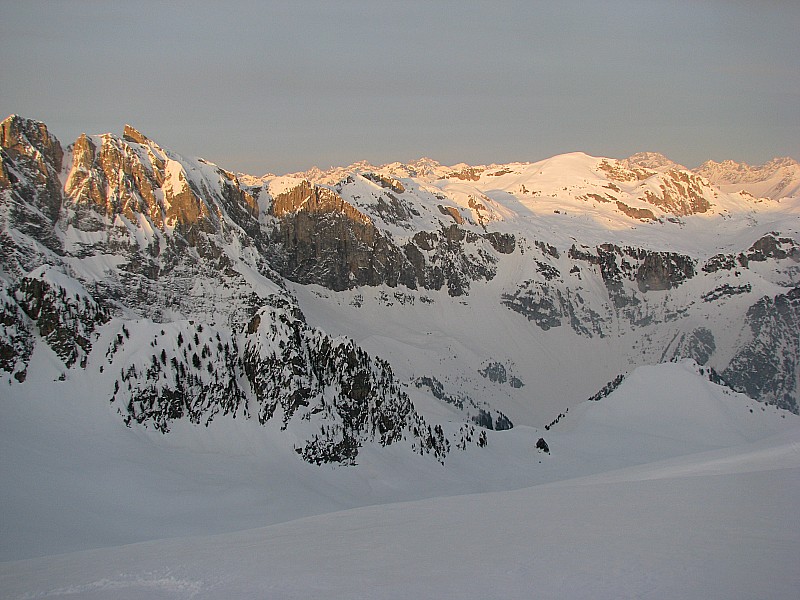 #8 Refuge pris dans un matin : timide.Il fait encore beau....les coureurs arrivent Refuge pris dans un matin : timide.Il fait encore beau....les coureurs arrivent