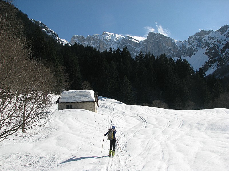 #5 Montée par le bois à gauche : descente par le vallon au fond.Il mène au déversoir du couloir des Génois. Montée par le bois à gauche : descente par le vallon au fond.Il mène au déversoir du couloir des Génois.