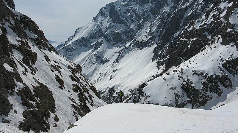 #9 la descente : le sommet est déjà derrière, le grand couloir approche. la descente : le sommet est déjà derrière, le grand couloir approche.