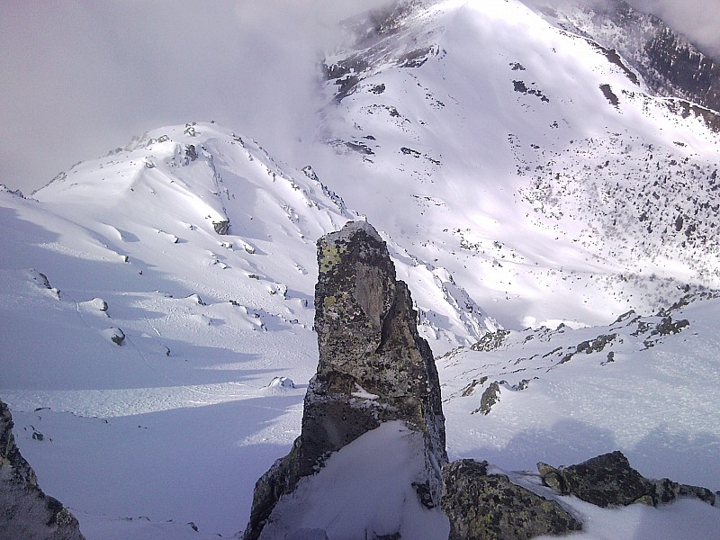 #3 Haut du couloir : on voit nos traces en contrebas qui traversent
pour gagner un peu des metres on a preferé remonter le haut du couloir qui prend le soleil du coup en neige transformé et evite direct dans l Haut du couloir : on voit nos traces en contrebas qui traversent
pour gagner un peu des metres on a preferé remonter le haut du couloir qui prend le soleil du coup en neige transformé et evite direct dans l'axe du couloir qui etait plaqué.