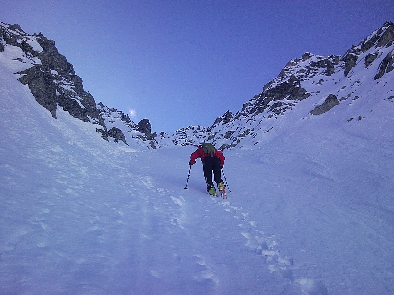 #1 dans le couloir : on devine le plan dur ou l dans le couloir : on devine le plan dur ou l'avalanche a coulée et sur les cotes ce qui reste en neige cartonnée