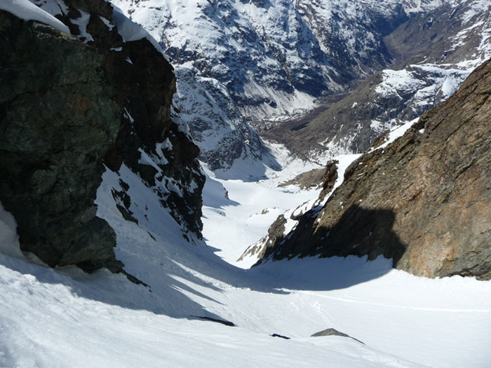 #2 Couloir W : Couloir w depuis la tête Sud. En dessous cela débouche à des barres rocheuses. Couloir W : Couloir w depuis la tête Sud. En dessous cela débouche à des barres rocheuses.