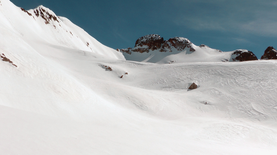 #19 2900m, la dernière combe et le sommet du Matto (à G) est en vue. 2900m, la dernière combe et le sommet du Matto (à G) est en vue.