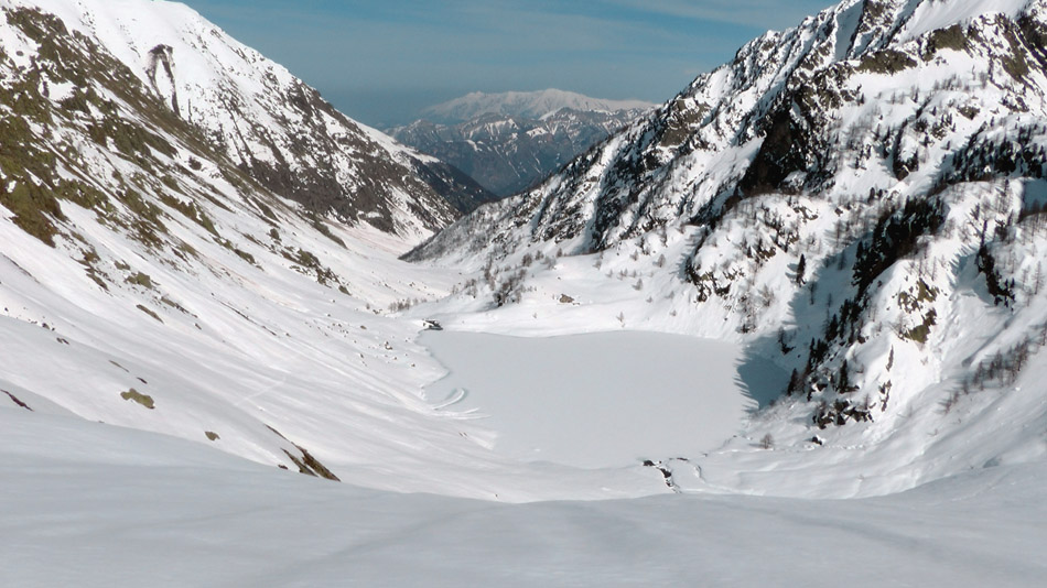 #41 Le lac inf de la Sella avec le refuge au centre au dessus du lac Le lac inf de la Sella avec le refuge au centre au dessus du lac