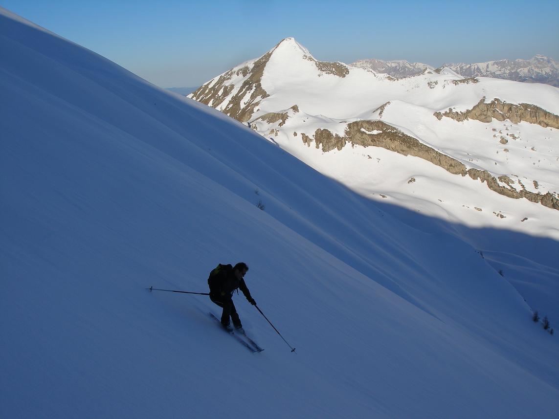 #9 fredo devant le piolit : bon grip sur cette neige que fredo aime particulierement!mois j fredo devant le piolit : bon grip sur cette neige que fredo aime particulierement!mois j'prefere la moquette!