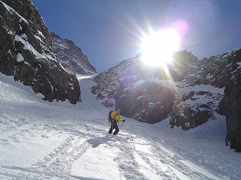 dans le bas de la descente : Toff à la poursuite d'un de ses gants... (avec succès) du coup : variante de descente plus skiante !