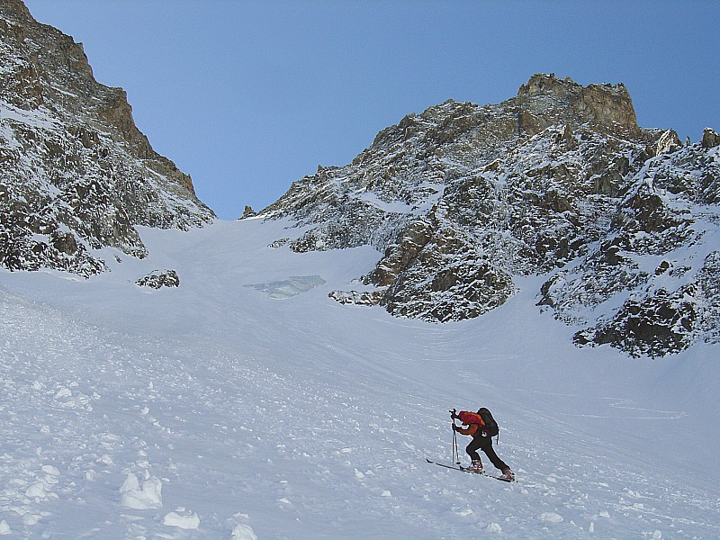 #2 sous le couloir : après le goulet d sous le couloir : après le goulet d'accès, on a remis les peaux... Sébastien ouvre la route !