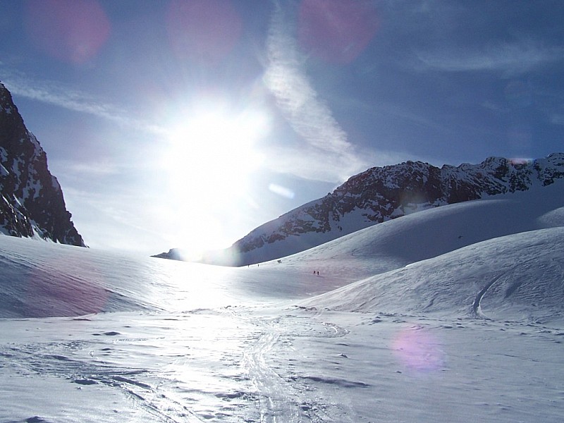 Pointe Marie : Plein soleil dans l'échancrure du col d'Arnès, en arrivant surle glacier d'Arnès.