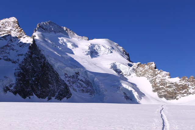 #1 Dôme des Ecrins : Le Dôme est en bonnes conditions, un peu de glace les 50 derniers mêtres, la Barre est en glace Dôme des Ecrins : Le Dôme est en bonnes conditions, un peu de glace les 50 derniers mêtres, la Barre est en glace
