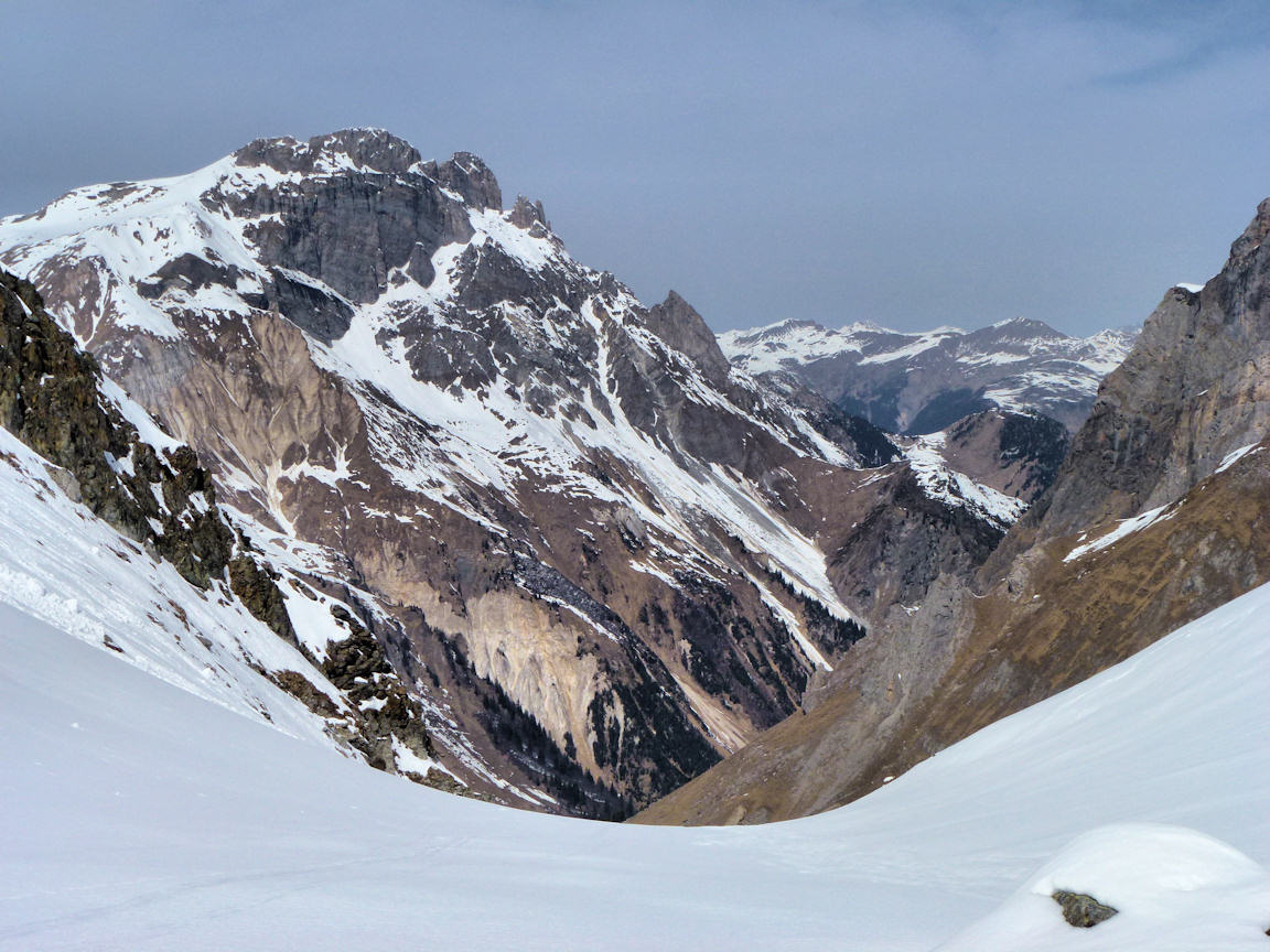 #13 Vers 2200 m : Va suivre une traversée de pente Nord en neige bien lourde. Vers 2200 m : Va suivre une traversée de pente Nord en neige bien lourde.