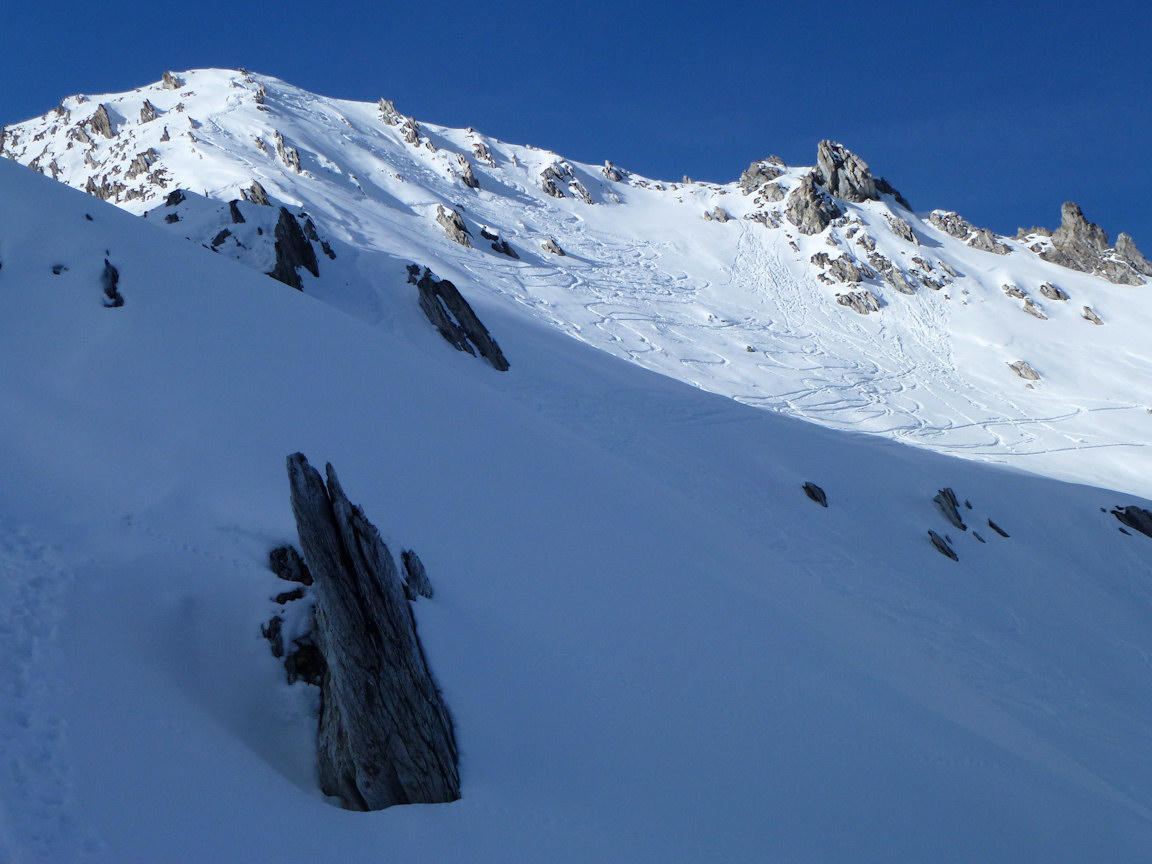 #18 Roc de Blanchon (2747 m) : Il y a eu de la poudre et du monde les jours passés. Roc de Blanchon (2747 m) : Il y a eu de la poudre et du monde les jours passés.