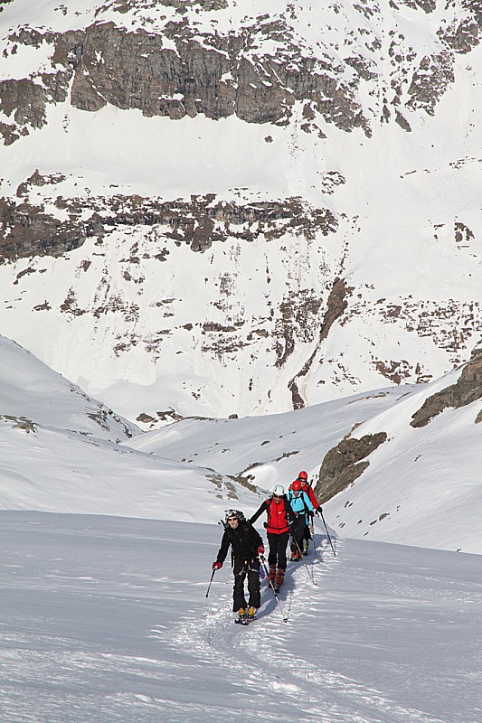 #2 Enfin au soleil : Les randonneurs arrivent sur la crête Enfin au soleil : Les randonneurs arrivent sur la crête