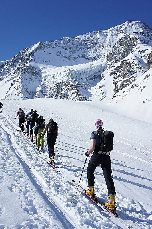 #2 Le groupe à la montée : Le groupe à la montée sous les séracs du Pigne Le groupe à la montée : Le groupe à la montée sous les séracs du Pigne