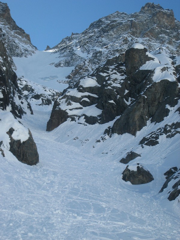 #11 Couloir N de Roche Faurio : L Couloir N de Roche Faurio : L'intégrale depuis le bas de la gorge.
