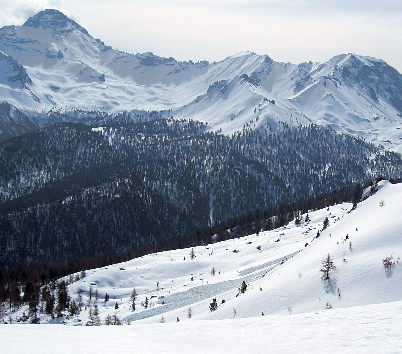 #4 Rochebrune : depuis la crête, vue vers Rochebrune et Côte-Belle. La traversée vers les chalets d Rochebrune : depuis la crête, vue vers Rochebrune et Côte-Belle. La traversée vers les chalets d'Izoard passe au pied des coulées que l'on distingue en bas de la photo, au pied de la face E du petit Peygu.