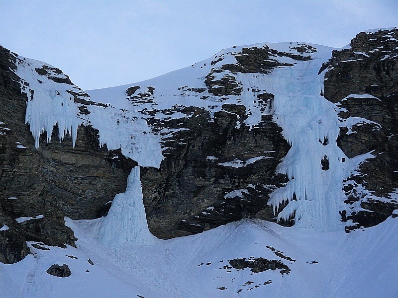 #4 Cascades de Glace : Si l Cascades de Glace : Si l'on fait abstraction du reste, on pourrait presque se croire en hiver!
