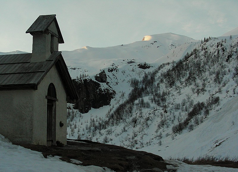 #1 Chapelle de la Saulce : Premiers rayons sur le Mourre Froid Chapelle de la Saulce : Premiers rayons sur le Mourre Froid