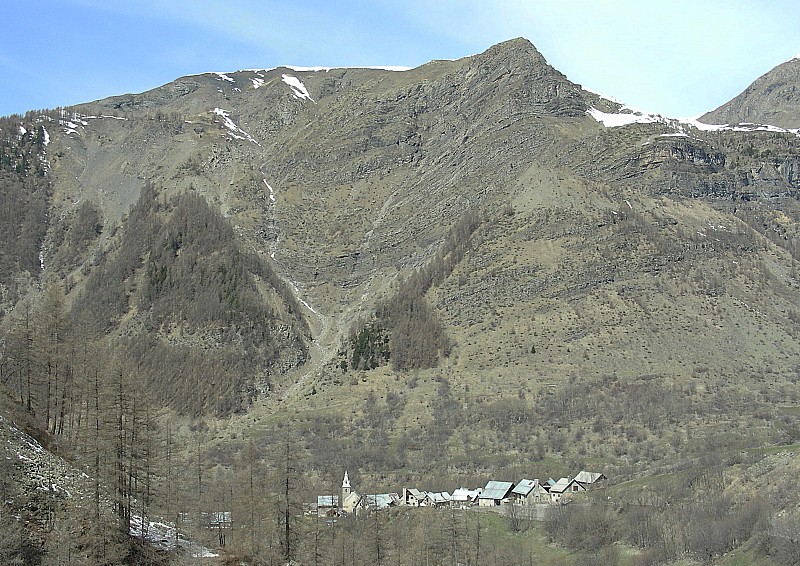 #13 retour à Prapic : Ce beau village...
(sinon les pentes raides sud sont très sèches...) retour à Prapic : Ce beau village...
(sinon les pentes raides sud sont très sèches...)