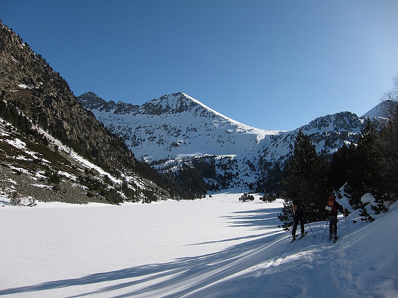 Estagny Llong : il porte bien son nom. Il fait face au Pic de Portarro et au Portarro d'Espot, tous deux bien visibles