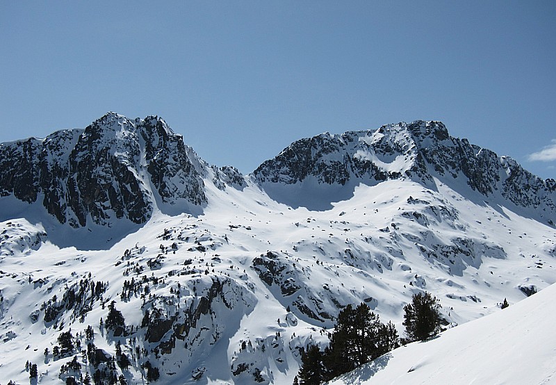 Versant NE du Pic de Portarro : on aperçoit le col qui nous a fait basculer de la face E-S-E du Portarro dans le versant NE