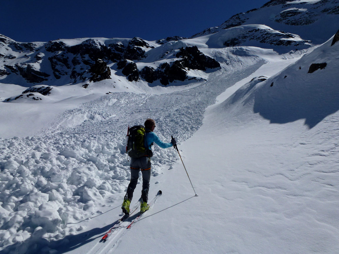 #10 Glacier du Génépy : Avalanche récente déclenchée par une chute de sérac. Glacier du Génépy : Avalanche récente déclenchée par une chute de sérac.