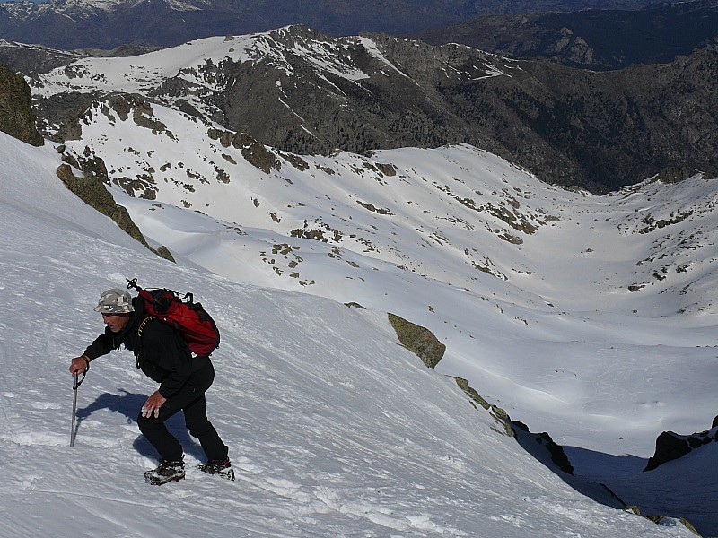 #3 Couloir : Jacky en termine avec le couloir. 35° pour une première en crampons. Bravo! Couloir : Jacky en termine avec le couloir. 35° pour une première en crampons. Bravo!