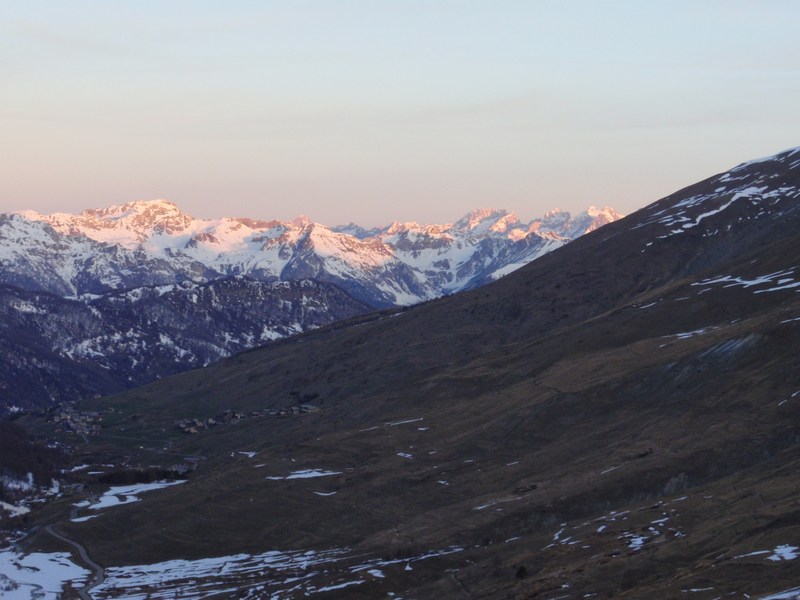 #1 Les Ecrins rosissent : joli levé de soleil, bon regel; ça s Les Ecrins rosissent : joli levé de soleil, bon regel; ça s'annonce bien!