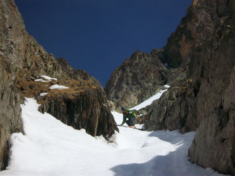 #12 Pic central du Vaccivier : J Pic central du Vaccivier : J'en étais sur... une sortie préparée par Manu DOIT être MLF approved... et focément, il avait bien calculé son coup avec cette étroiture de 1,61 m tout pile qu'il passe en rigolant pdt que d'autres gratonnent. Je hais les