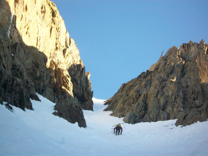 #2 Pic central du Vaccivier : Le haut du couloir est en vue, et après lui le soleil (et non pas le déluge) Pic central du Vaccivier : Le haut du couloir est en vue, et après lui le soleil (et non pas le déluge)