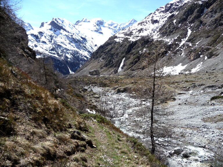 #8 le chalet du gioberney : le chalet est fermé et les passerelles absentes le chalet du gioberney : le chalet est fermé et les passerelles absentes